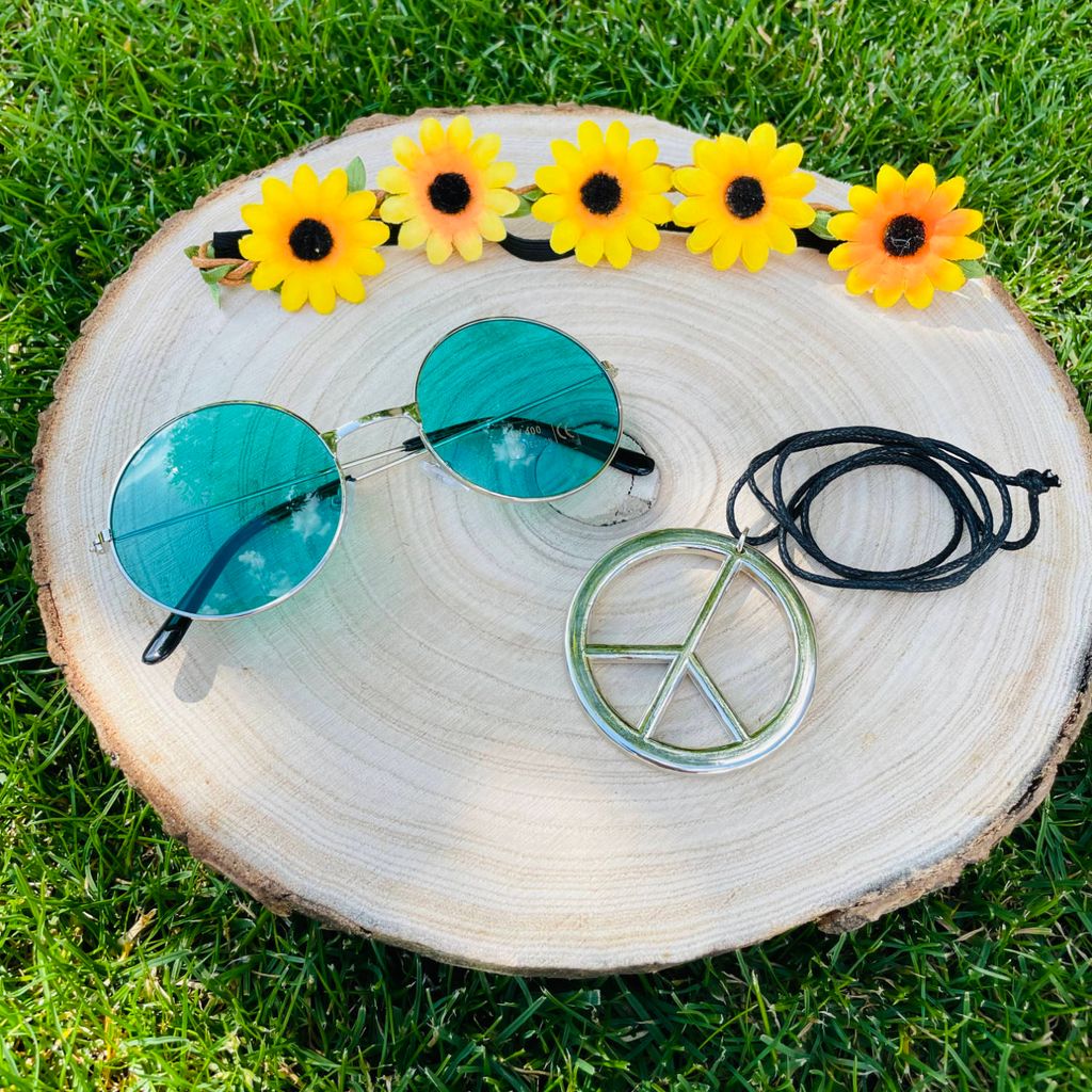 Hippie-Brille mit Ohrringen auf Pappkarton