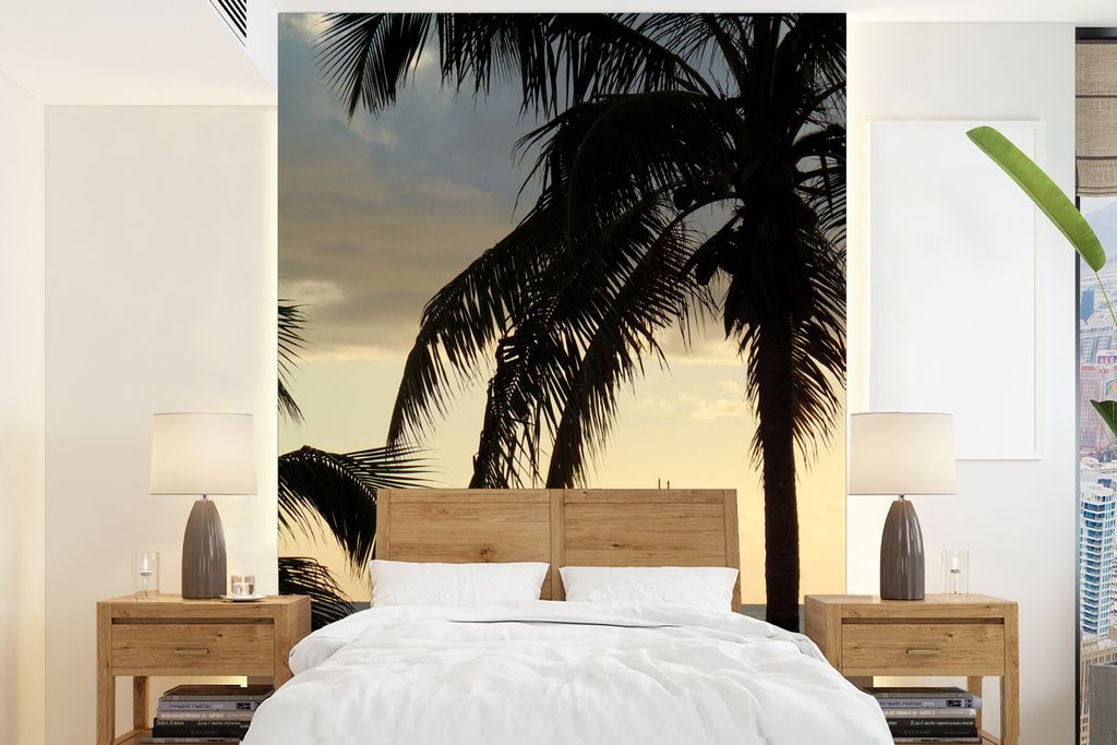 MuchoWow Fototapete für Wohnzimmer oder Schlafzimmer Wandtapete Vinyl Motivtapete Silhouetten von Palmen und ein schönes Schiff im Hintergrund ...