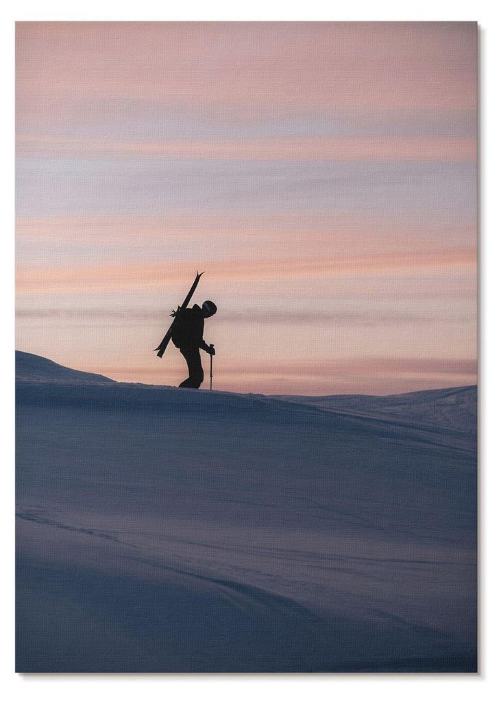POSTER - 21x29 cm (A4) - Mana - Skifahrer vor rosa Himmel in einer Winterlandschaft - Wandbild für Wohnzimmer Schlafzimmer & Flur, Modernes Poster...