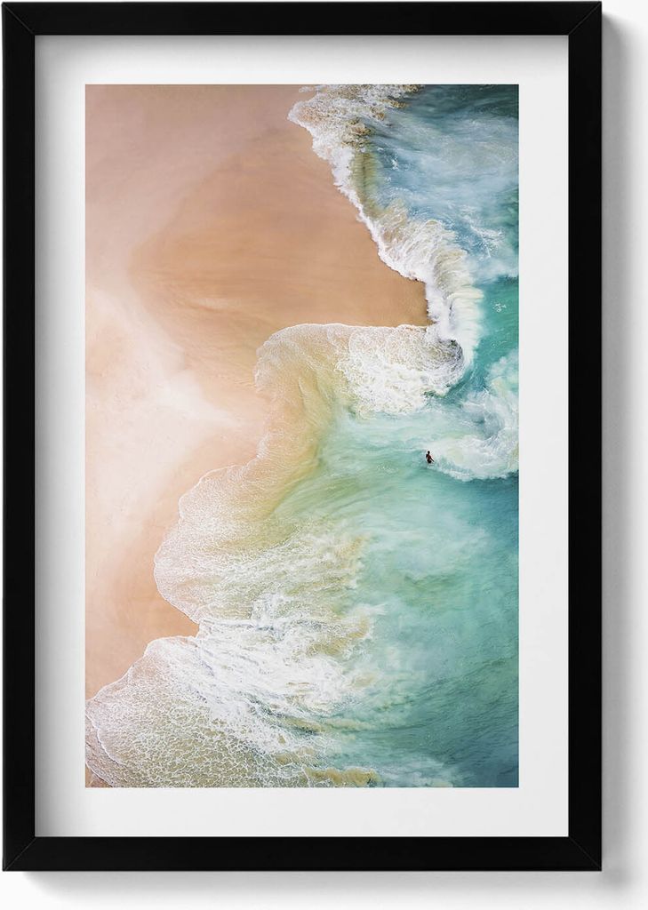 Meereswellen und der Strand aus der Vogelperspektive– Wandbild mit Rahmen – Gerahmtes Bild – Wanddekoration – 40x60 cm – Schwarz