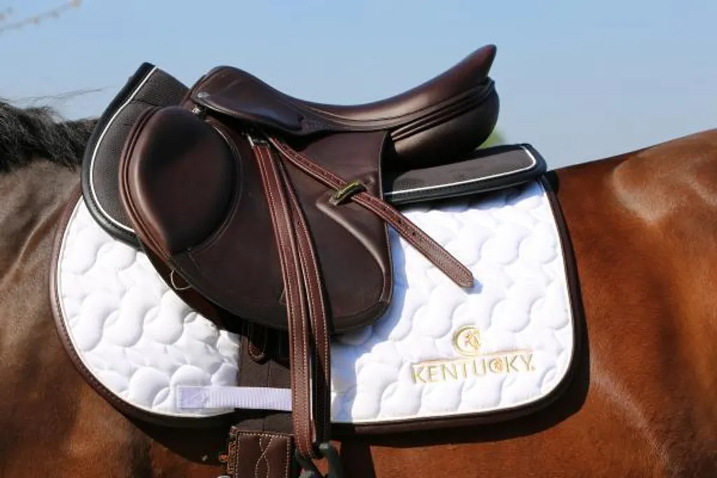 Tapis de selle pour cheval sensible Kentucky Absorb Anatomique Noir
