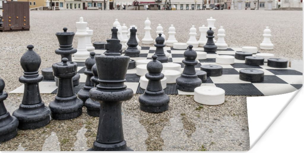 MuchoWow Poster Schach spielen auf einem großen Platz 150x75 cm - ohne Rahmen