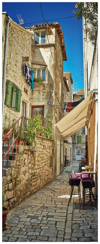 Wallario Wandbild aus Acryl, 200 x 80 cm, freischwebende Optik - Romantische Gasse in Kroatien mitten in der Stadt
