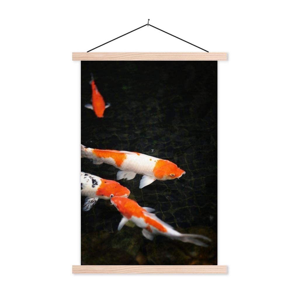 MuchoWow Textilposter Koi-Karpfen in einem flachen schwarzen Teich 60x90 cm mit holzfarbenen Rahmen - Textil