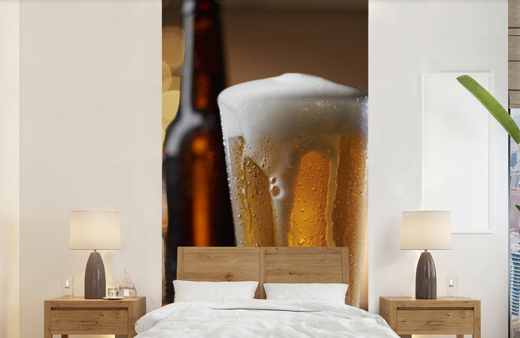 MuchoWow Fototapete für Wohnzimmer oder Schlafzimmer Wandtapete Vinyl Motivtapete Bier auf einer Holzstange - 120x240 cm - Hintergrundbild
