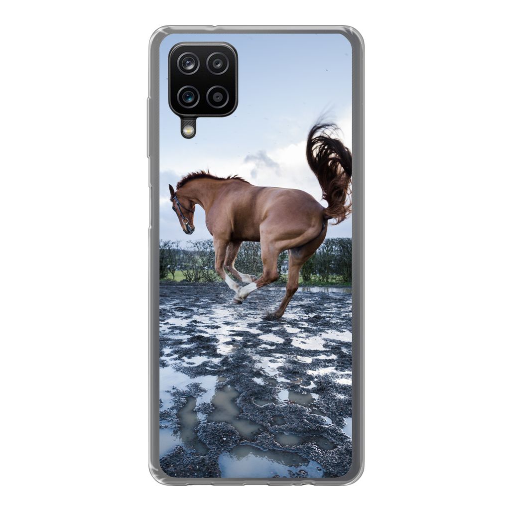MuchoWow Handyhülle Schutzhülle Hülle für Samsung Galaxy A12 Ein bockendes Pferd in den Pfützen Silikon Softcase Handy Hülle - Bild