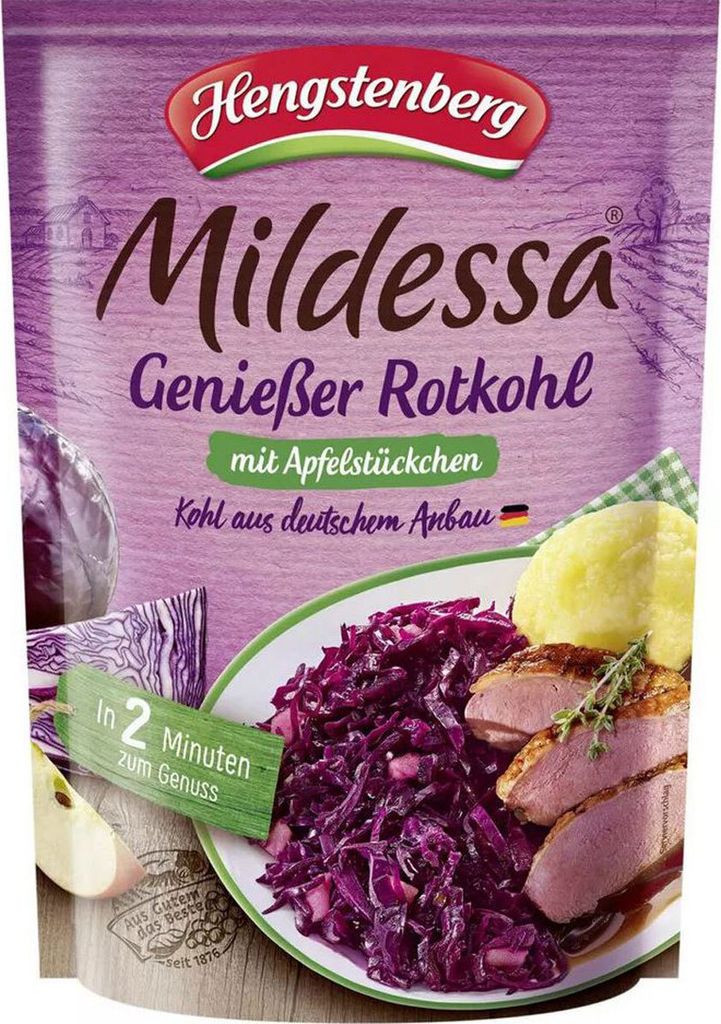 A pouch of Mildessa Genießer Rotkohl with apples, served on a plate with meat and mashed potatoes.
