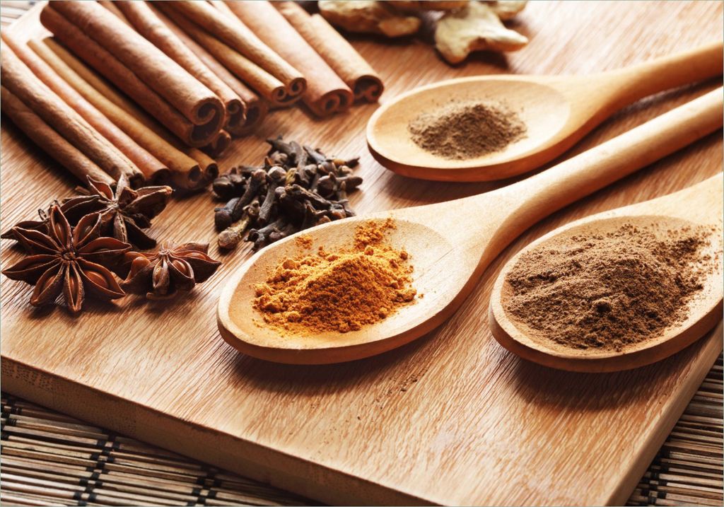 Wallario Poster - Kräuter und Gewürze auf Holzlöffeln, Kunstdruck Größe: 70 x 100 cm