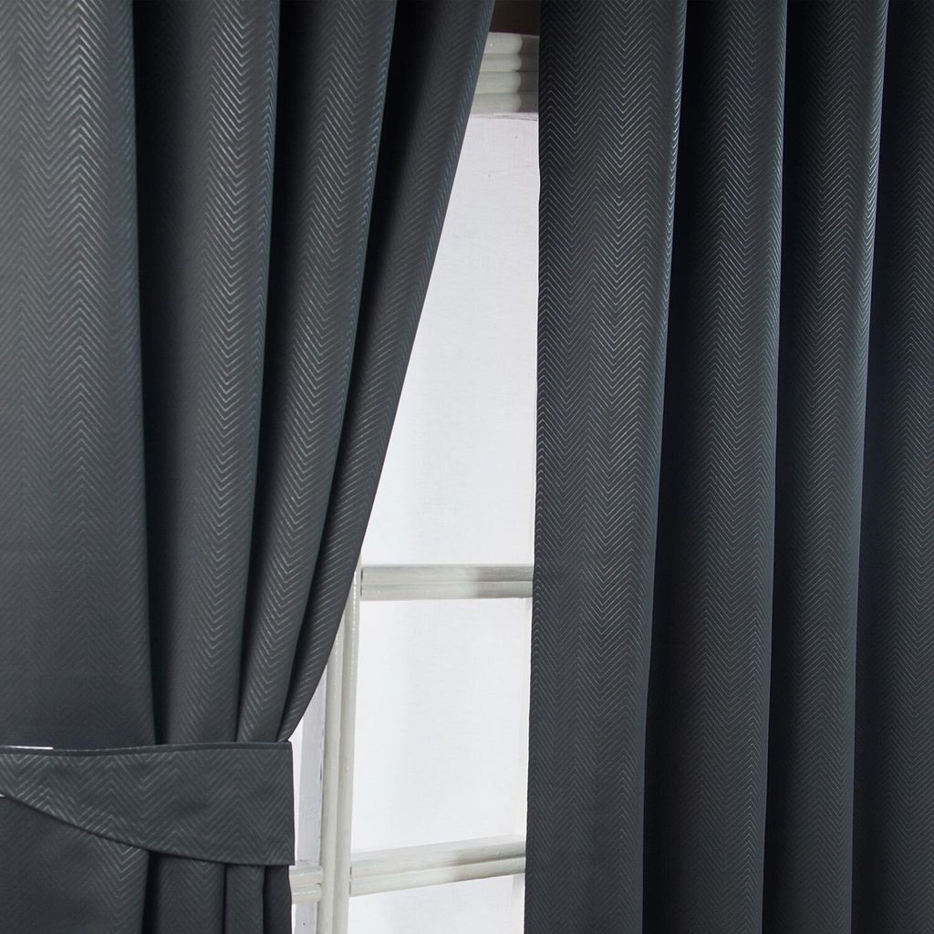 HOMESCAPES Verdunkelungsvorhang Ösen Chevron schwarz 2 Stück 228 x 165 cm