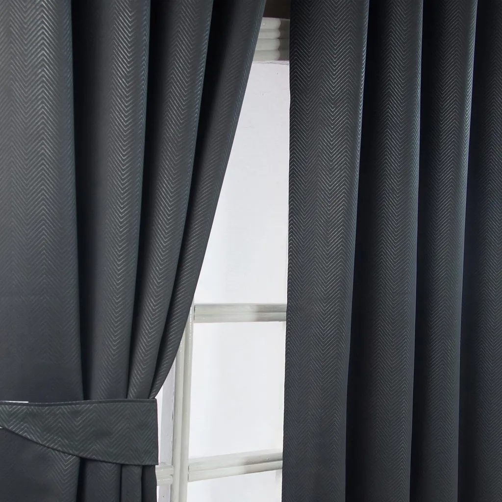 Rideau Occultant Thermique Chevron Noir à Œillets Haute Densité 2 Pièces