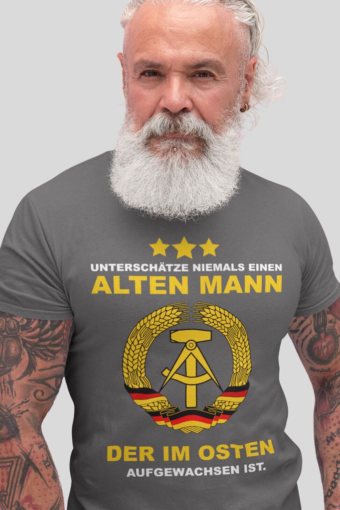 T-Shirt Unterschätze nie einen alten Mann aus der DDR Osten Produktbild 