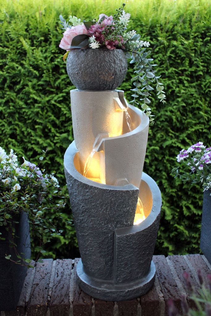 Gartenbrunnen mit LED Beleuchtung 66 cm mit Kaufland.de