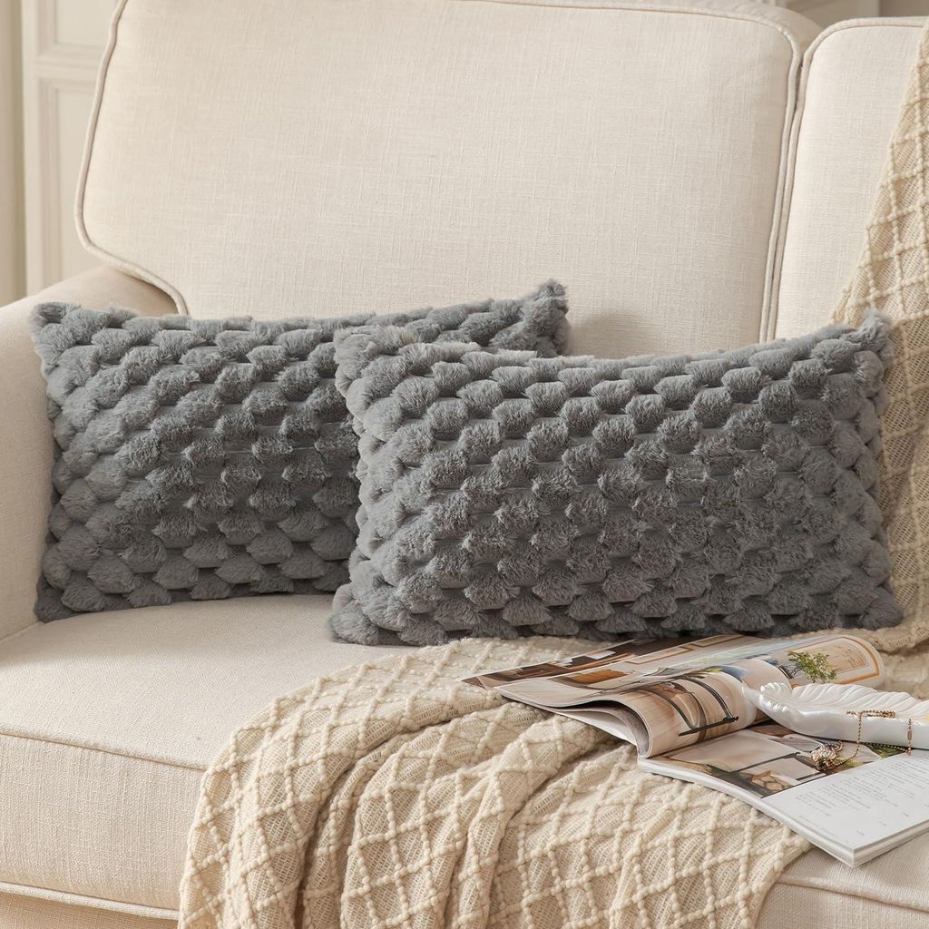 Set aus 2 grauen, superweichen, dekorativen Plüschkissenbezügen (30 x 50 cm) aus Wollsamt. Geeignet als Dekokissen für Sofa, Sessel, Bett und Wo...