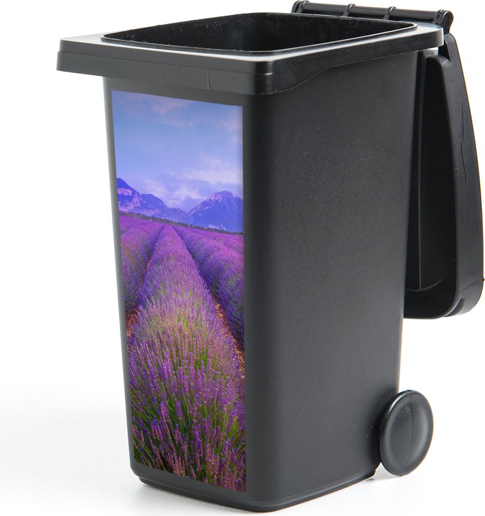 MuchoWow Mülltonnenaufkleber Reihen von Lavendel vor Bergen 38x80 cm - Behälteraufkleber - Mülleimer-Aufkleber - Container-Aufkleber