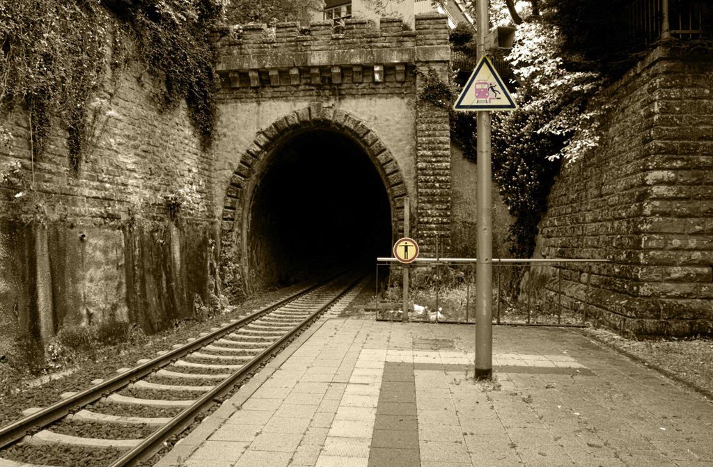 hansepuzzle 24389 - Eisenbahn-Tunnel Puzzle, 500 Teile, Industrie, 46,0 x 30,0cm mit hochwertiger Aufbewahrung, Kartonbox & Beutel