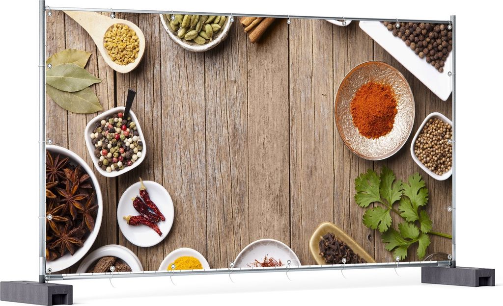 Wallario XXL Outdoor-Poster für Garten oder Balkon, Motiv Gewürze in Schüsseln auf einem alten Holztisch in der Küche, in ca. 340 x 173 cm