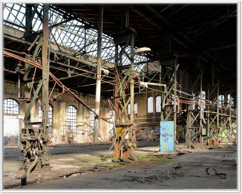 Wallario Wandbild Verlassene Industriehalle - Alte Fabrik, Größe: 40,30 x 50,30 cm, Poster mit weißem Aluminiumrahmen