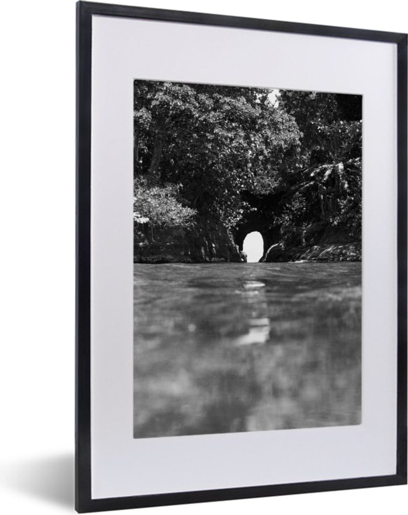 MuchoWow MuchoWow Gerahmtes Poster Loch in der Wand in der Natur von Costa Rica in schwarz und weiß 30x40 cm - Poster mit zchwarzem Bilderrahm...