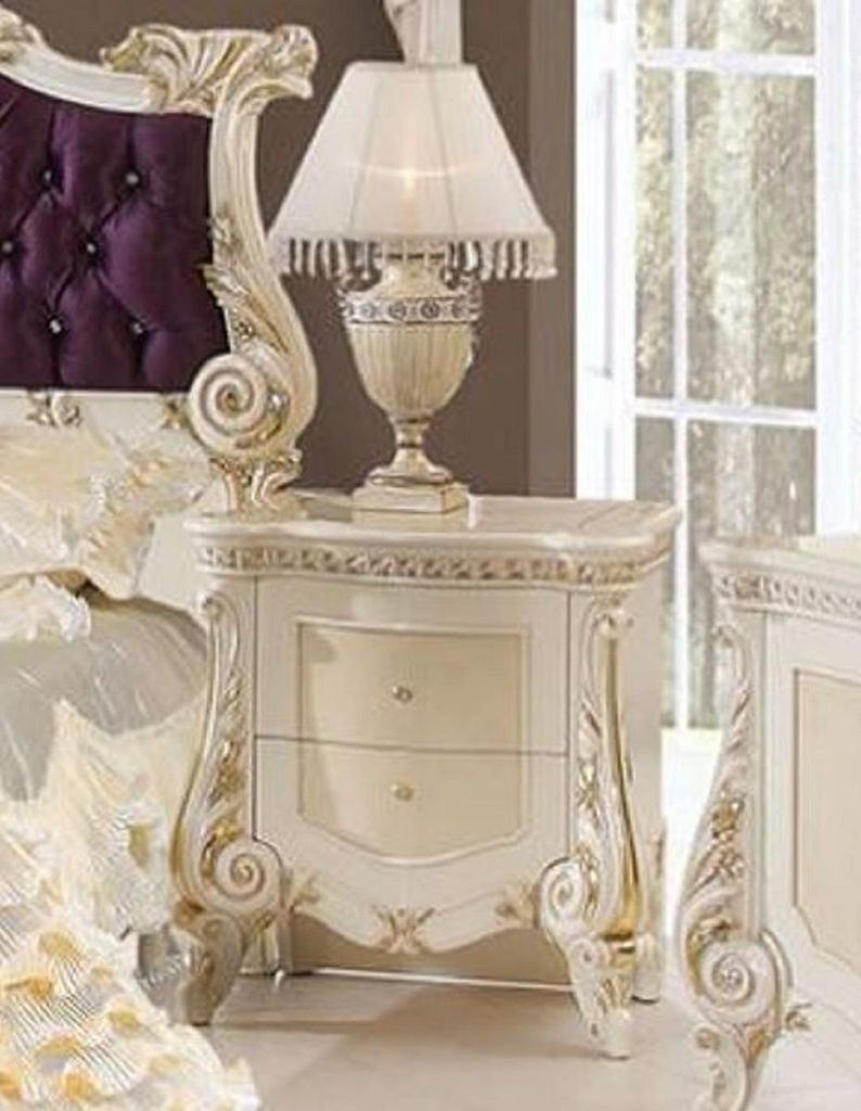 Casa Padrino Luxus Barock Nachtkommode Beige / Weiß / Gold - Prunkvoller Barock Nachttisch mit 2 Schubladen - Luxus Schlafzimmer Möbel im Barocks...