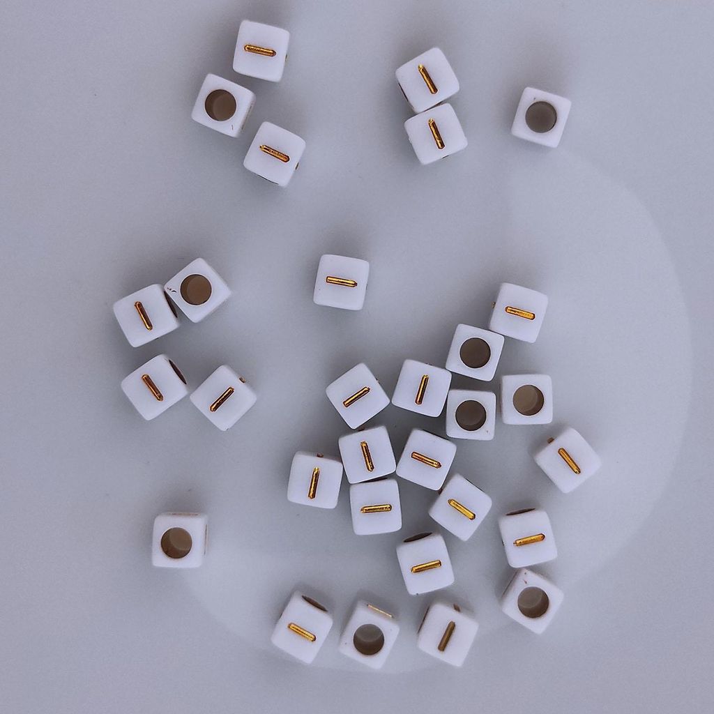 Perline di lettere, 30 pezzi, 6x6 mm, bianche con oro, Immagine del prodotto 