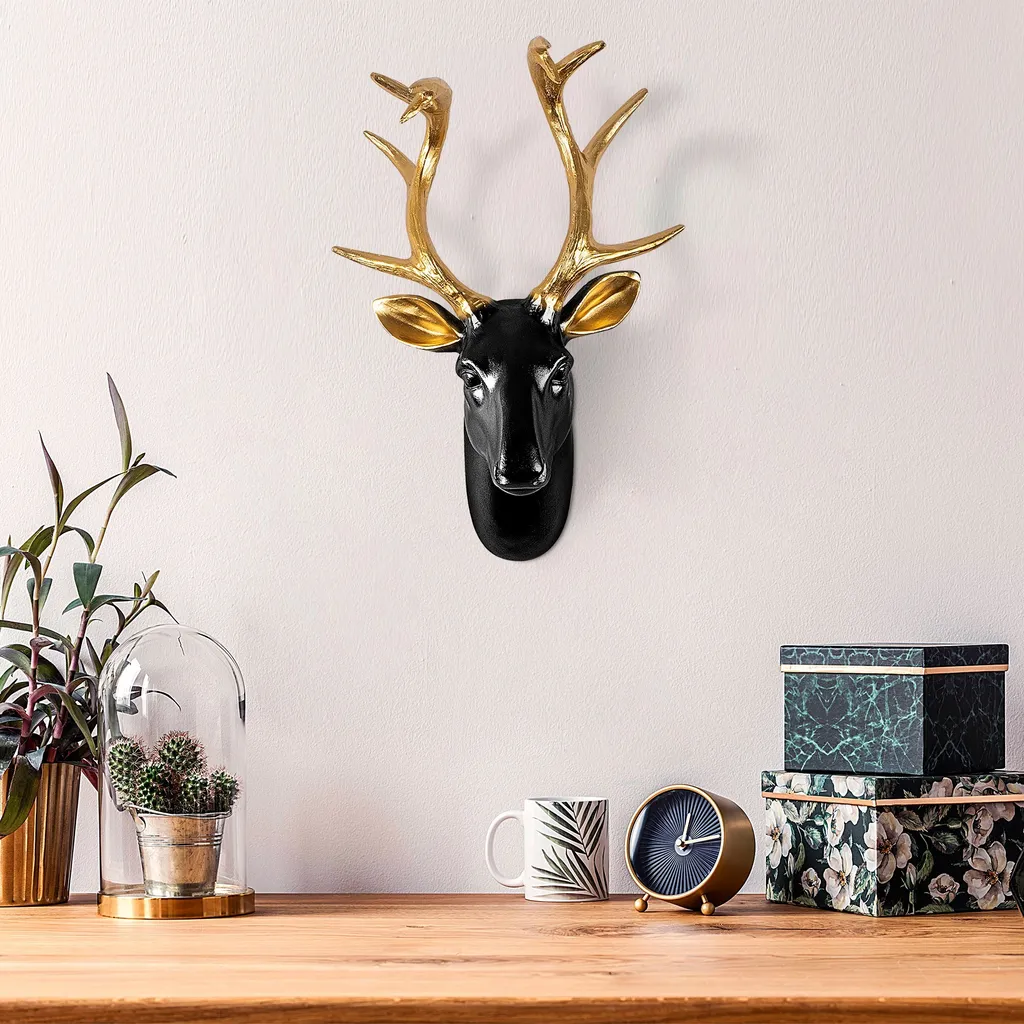 Décorer son salon avec une tête de cerf dorée - Accessoire chic Wallity