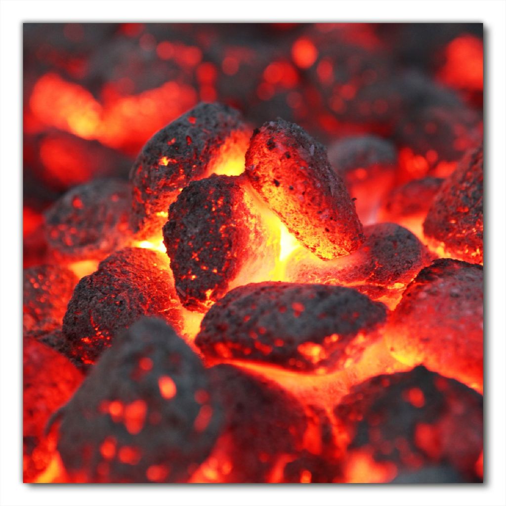 Wallario selbstklebende Möbelfolie/ Tischdecke für Innen und Außen, Größe: 60 x 60 cm - Glühende Kohlen im Kamin