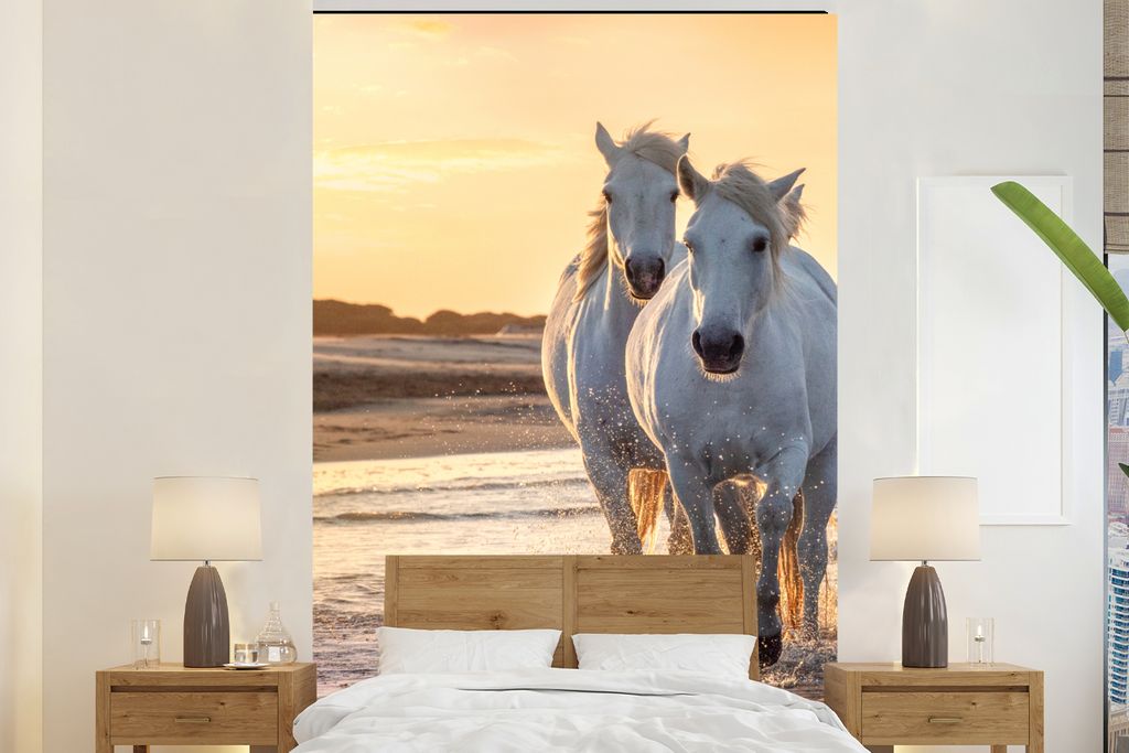 MuchoWow Fototapete für Wohnzimmer oder Schlafzimmer Wandtapete Vinyl Motivtapete Pferde - Wasser - Strand - Tiere - 145x220 cm - Wanddekoration
