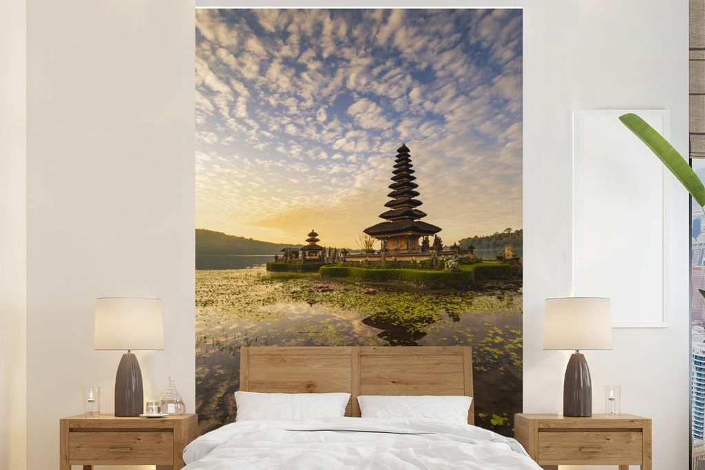 MuchoWow Fototapete für Wohnzimmer oder Schlafzimmer Wandtapete Vinyl Motivtapete Schafswolken über dem Pura Ulun Danu Bratan-Tempel auf Bali -...