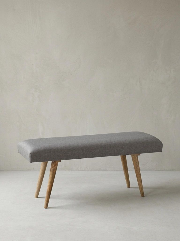 Sitzbank "Sile": Retro-Stil, Bequeme Polsterung, Strapazierfähiger Stoffbezug, Massivholz, Anti-Rutsch-Noppen. Grau, 117x38x51 cm | Kadima Design