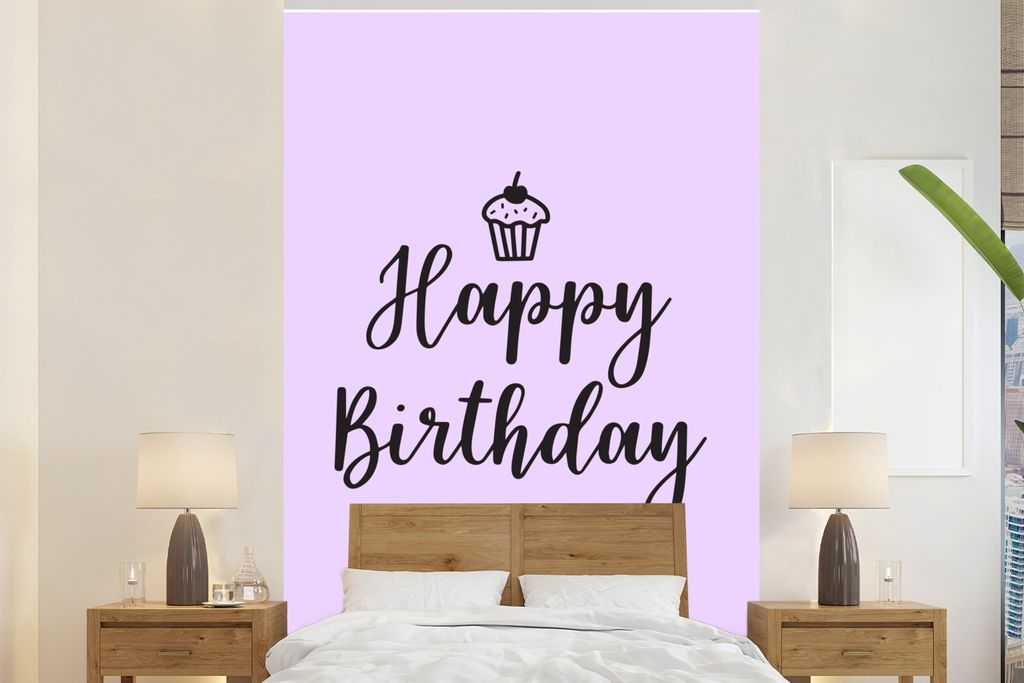MuchoWow Fototapete für Wohnzimmer oder Schlafzimmer Wandtapete Vinyl Motivtapete Cupcake mit dem Zitat "Happy Birthday" auf einem rosa Hintergr...