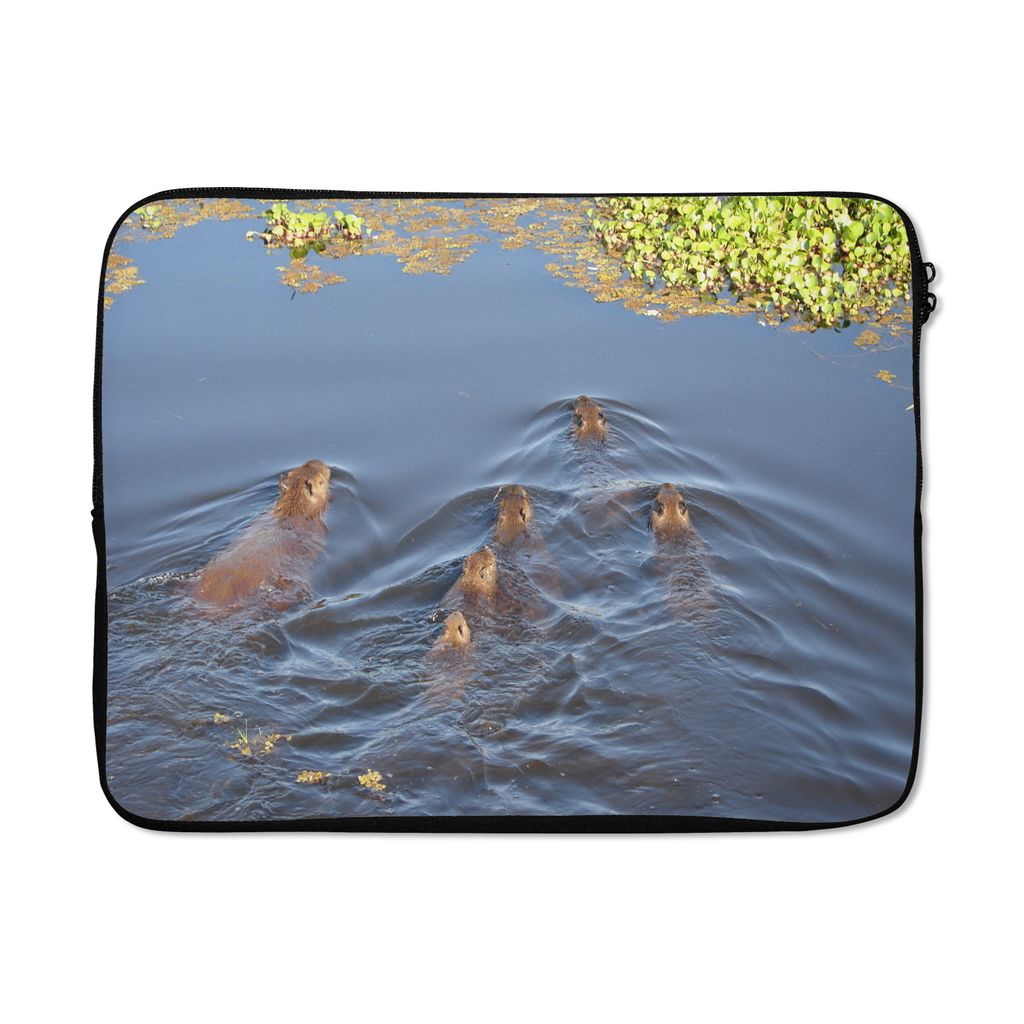 MuchoWow Laptop Hülle 17 Zoll Laptoptasche Eine Capibara-Familie im Wasser in der Nähe der Lodge am Passo do Lontra - Zipper - Schutzabdeckung