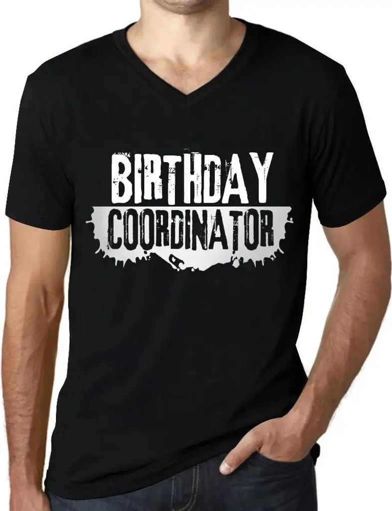 Herren Grafik T-Shirt V-Ausschnitt Geburtstagskoordinator – Birthday Coordinator – Öko-Verantwortlich Vintage Jahrgang Kurzarm Lustige Druck
