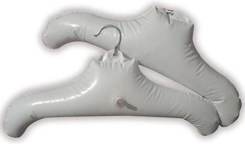 Cintre de voyage pliable blanc : fini les vêtements froissés en valise