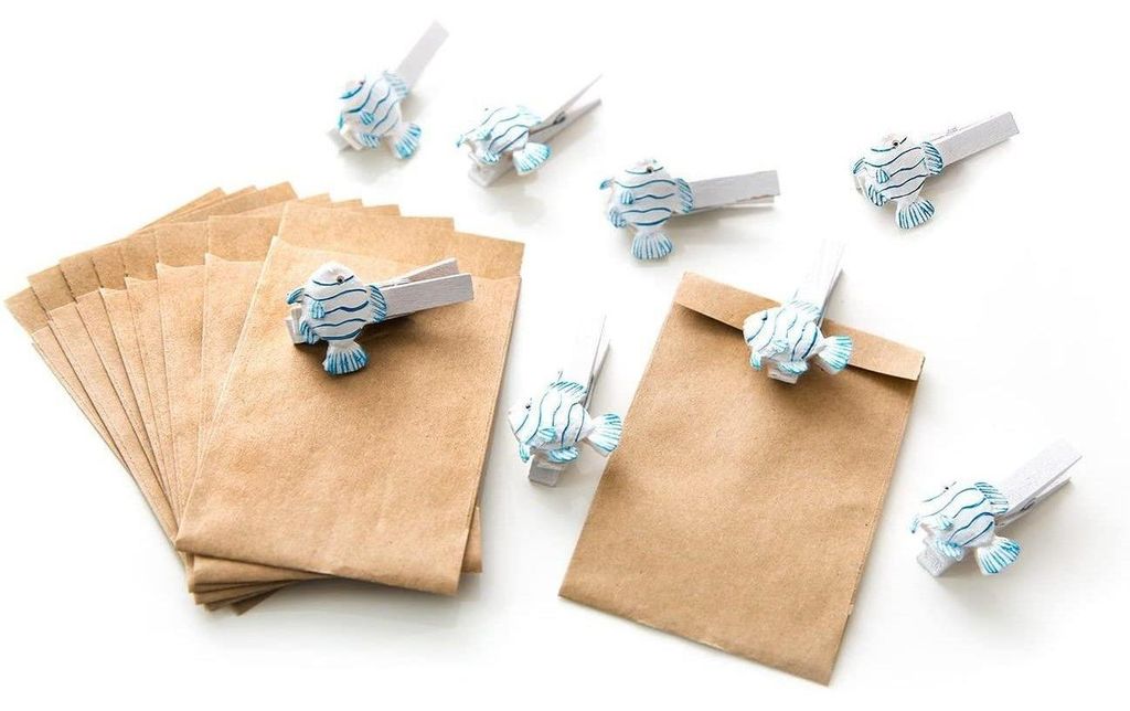 8 kleine braune natur MINI-Papiertüten 6,3 x 9,3 cm + 8 Deko-KLAMMERN FISCHE blau weiß gestreift - Tischkarten Gastgeschenk-Verpackung give-aways...