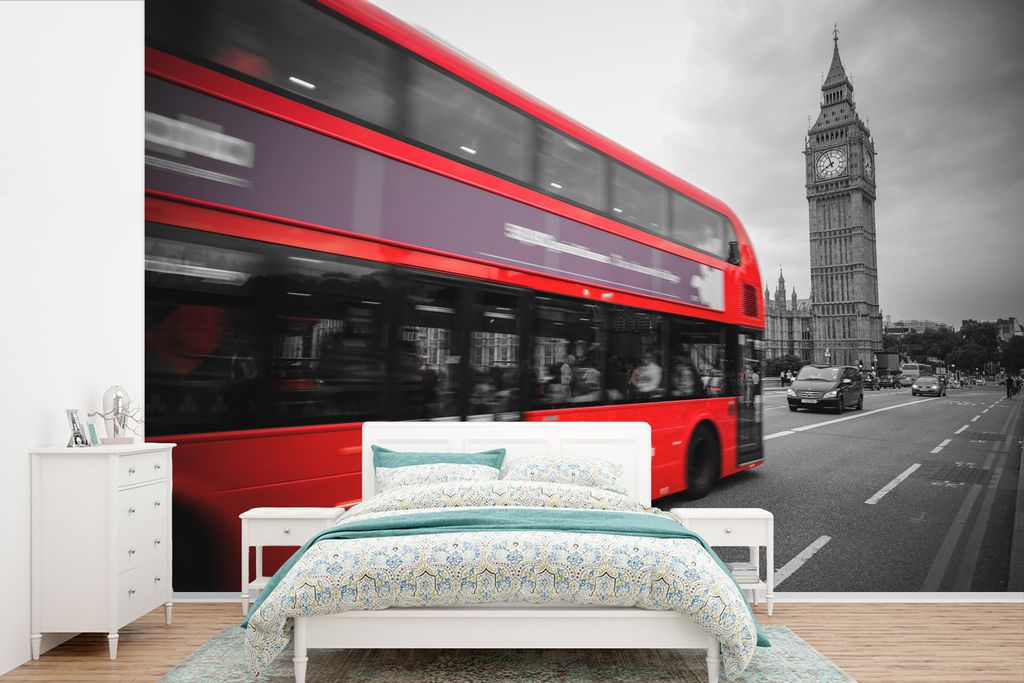 MuchoWow Fototapete für Wohnzimmer oder Schlafzimmer Wandtapete Vinyl Motivtapete Ein Schwarz-Weiß-Foto eines roten Busses am Big Ben - 330x220...