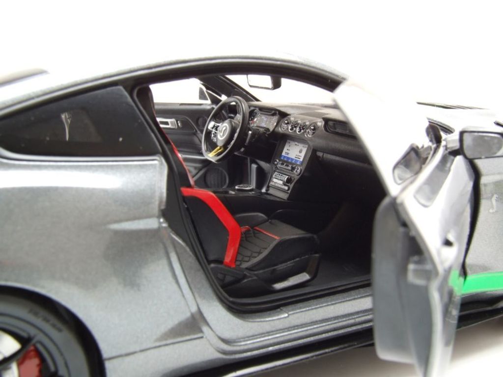 Modellauto 1:18 Ford Shelby GT500 grau-grün Produktbild 7