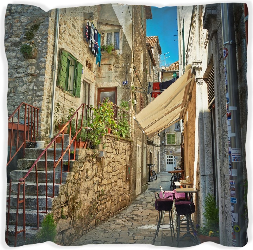 Wallario Premium Kissen, weiche Oberfläche, mit Motiv Romantische Gasse in Kroatien mitten in der Stadt, Größe: 60 x 60 cm, mit weißer Rückseite