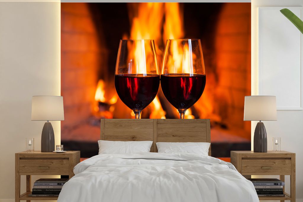 MuchoWow Fototapete für Wohnzimmer oder Schlafzimmer Wandtapete Vinyl Motivtapete Zwei Gläser Rotwein am offenen Feuer - 240x240 cm - Schlafzim...