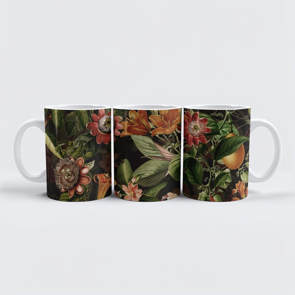 raxxa Premium-Tasse "Geheimnisvolle Blüten bei Nacht: Dunkles Vintage-Jungle-Muster"