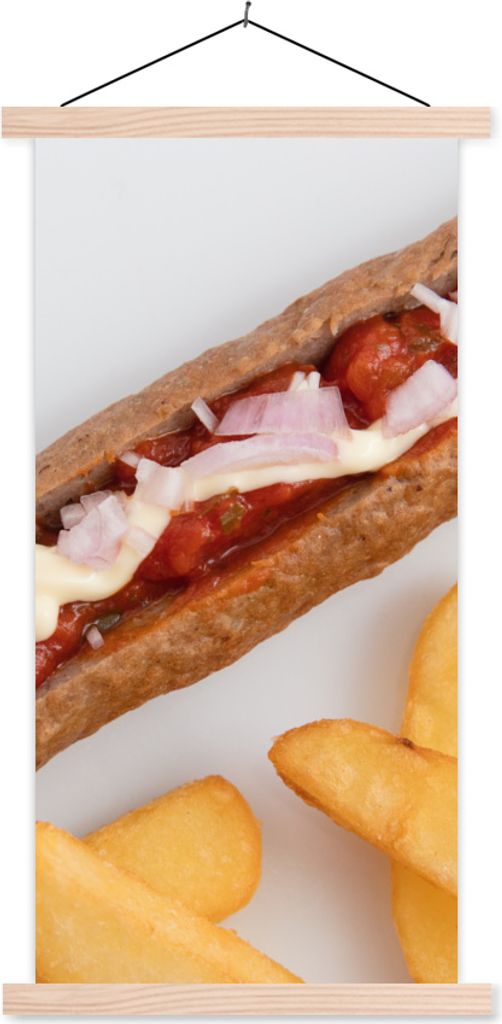 MuchoWow Textilposter Gesegnete Frikandelspezialität mit Pommes frites auf einem weißen Teller 40x80 cm mit holzfarbenen Rahmen - Wohnzimmer
