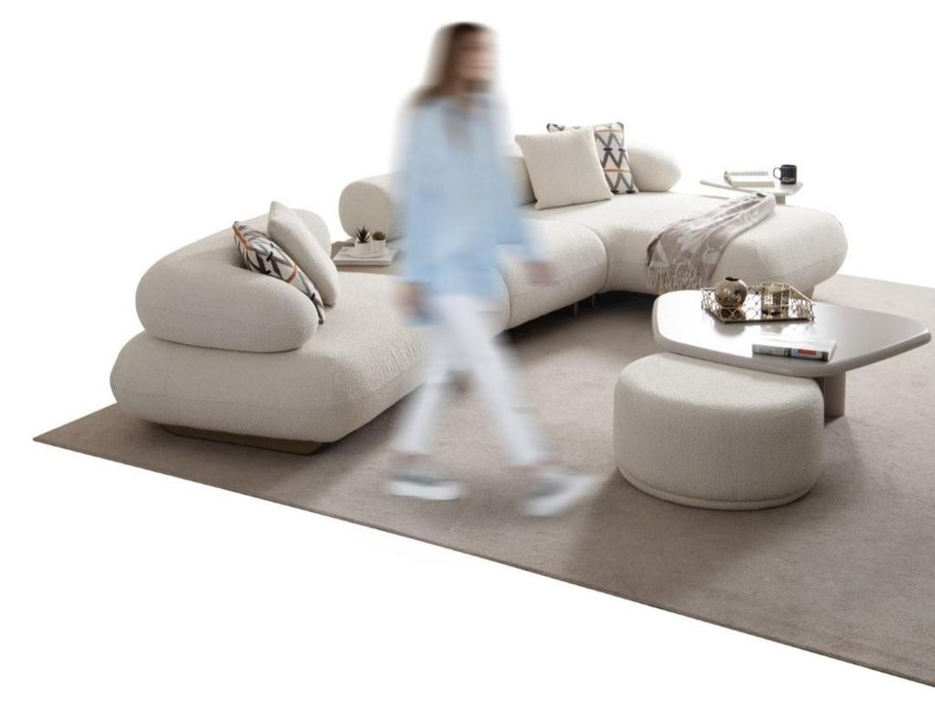 Elegantes Relax-Sofa aus Bouclé-Stoff in Creme mit Konsole Couchtisch und Pouf