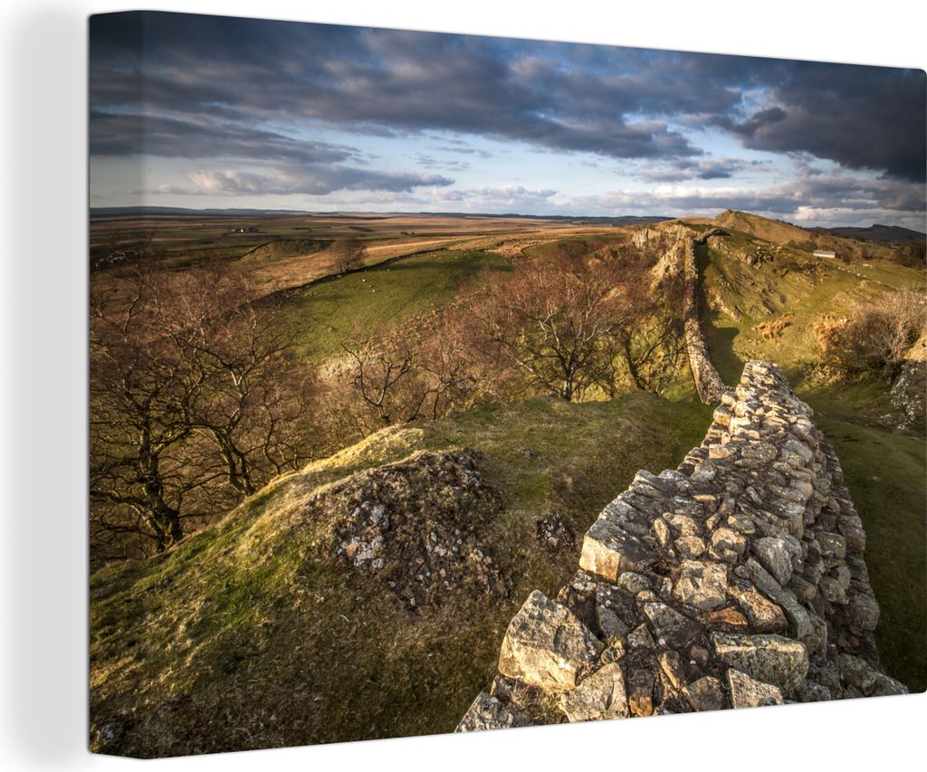OneMillionCanvasses - Leinwandbilder - 140x90 cm, Dunkler Himmel über dem Hadrianswall in England, Wandbilder Kunstdruck Wanddekoration - Foto a...