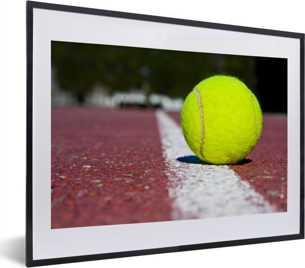 MuchoWow MuchoWow Gerahmtes Poster Tennisball auf dem Tennisplatz 40x30 cm - Poster mit zchwarzem Bilderrahmen - Bilderrahmen - Poster im Rahmen