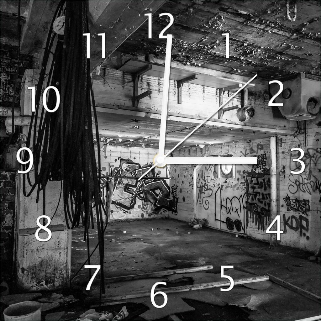 Wallario Design Wanduhr Alte verlassene Fabrik in schwarz weiß mit Graffiti aus Echtglas, Größe 30 x 30 cm