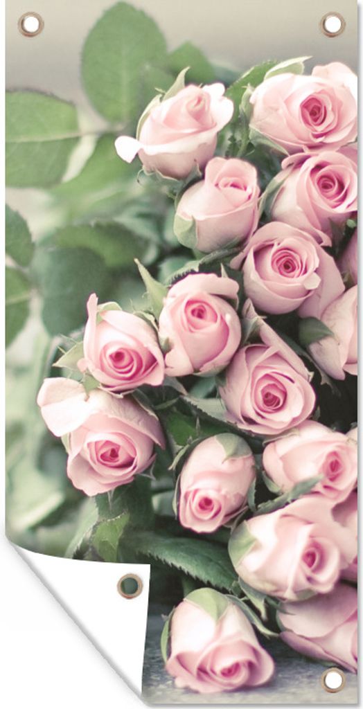 MuchoWow 30x60 cm Outdoor-Poster Gartendeko Sichtschutz Garten Poster für den Garten Ein großes Buch mit rosa Rosen liegt auf einem Tisch.