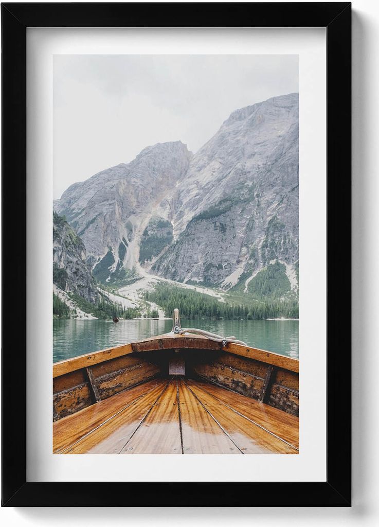 Blick von einem Boot auf einem Bergsee– Wandbild mit Rahmen – Gerahmtes Bild – Wanddekoration – 20x30 cm – Schwarz