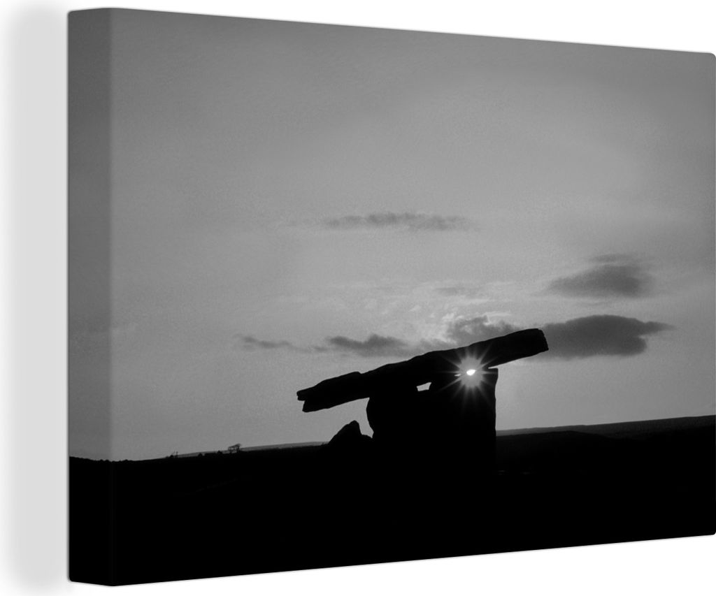 OneMillionCanvasses - Leinwandbilder - 140x90 cm, Ein Sonnenuntergang an einem Dolmen - schwarz und weiß, Wandbilder Kunstdruck Wanddekoration