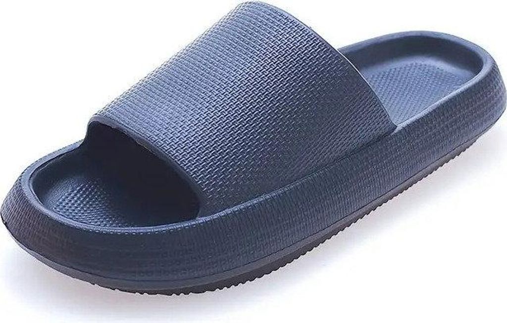 Einzelne dunkelblaue Slidesandale mit strukturiertem Riemen und Fußbett, aus erhöhtem Winkel betrachtet