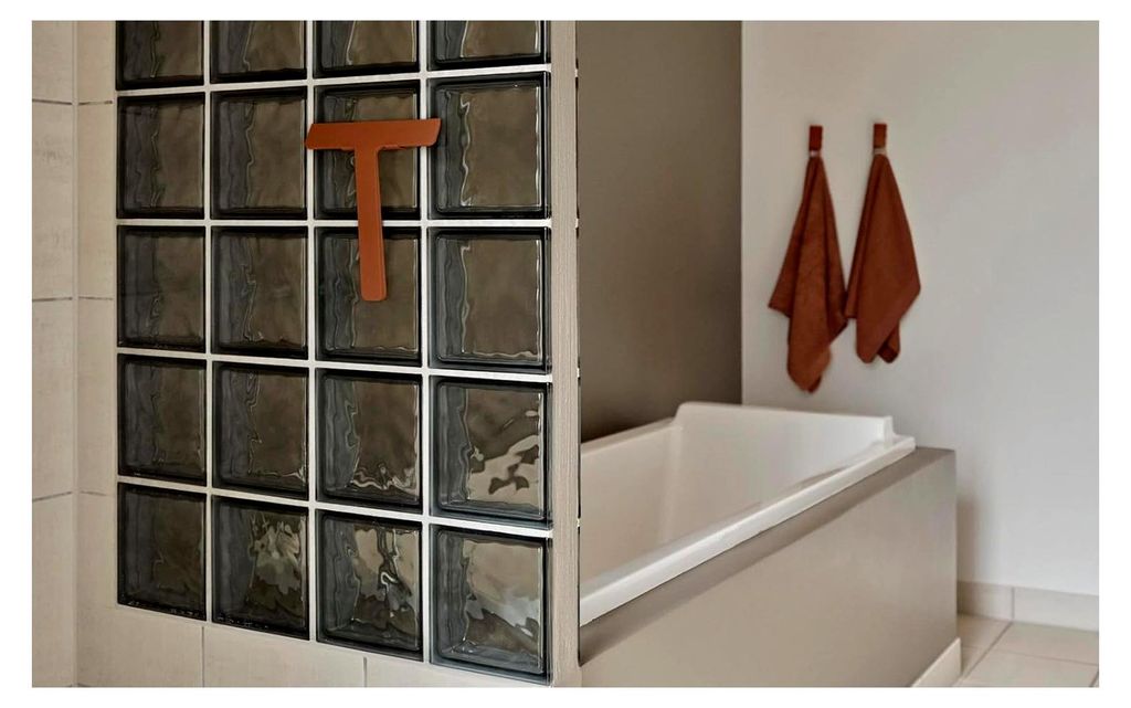 Ume Duschabzieher mit Halterung, Flitsche für Dusche, Duschabzieher aus Silikon, Fensterabzieher, 24 x 22 x 2,2 cm, Terracotta