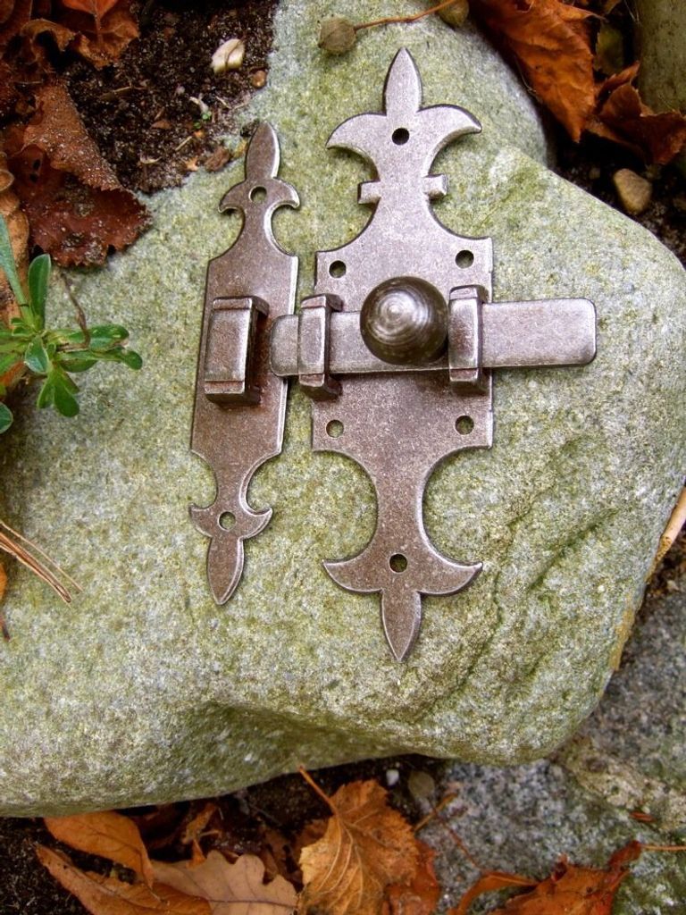 Schieberiegel, wie antike Türbeschläge als Verschluss für Möbel - Riegel